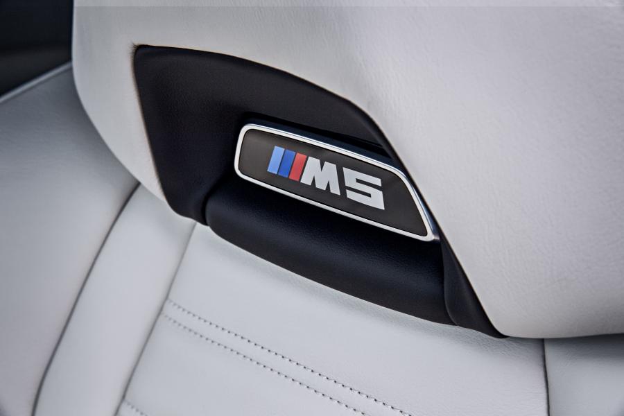 Детали интерьера BMW M5 First Edition (F90) 2018 года  (WW) (фото 26 из 27)